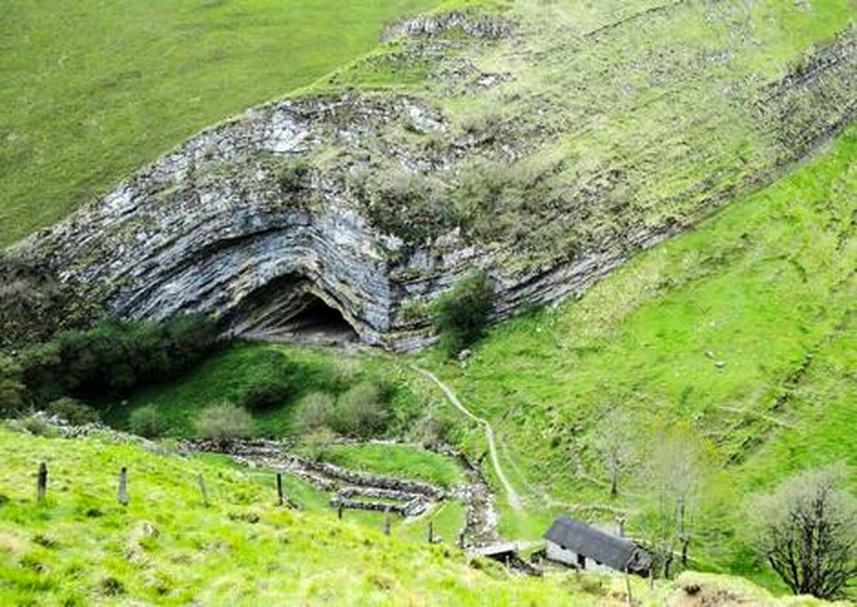 غار هارپیا ؛ یکی از جذاب ترین نمونه های زمین شناسی/ اینجا زمین کاملا چین خورده است