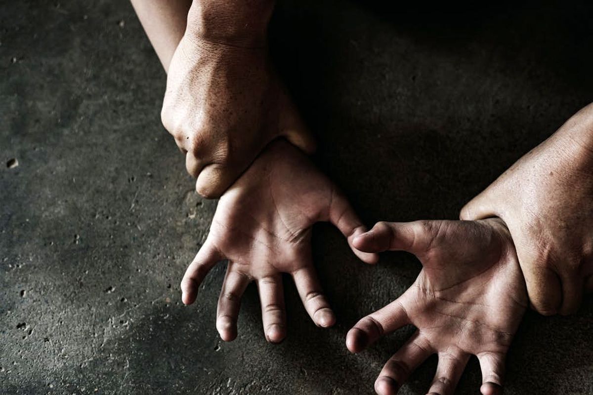 دستگیری مولوی پاکستانی هنگام تعرض به دختر ۱۲ ساله/ ویدئو