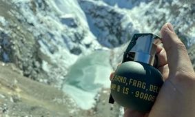 پرتاب نارنجک داخل دریاچه یخ زده/ ویدئو