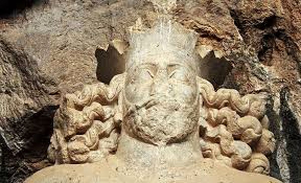 برپایی مرمت مجسمه شاپور اول در غار بیشاپور کازرون؛ سال 1336 خورشیدی