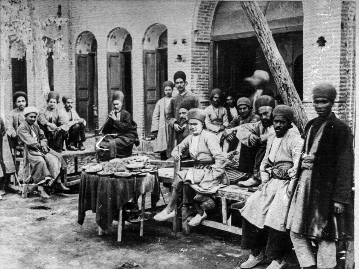 سفر در زمان؛ سبزی‌پاک‌کن ها در حال پاک کردن سبزی آش در سرخه‌حصار؛ 132 سال قبل