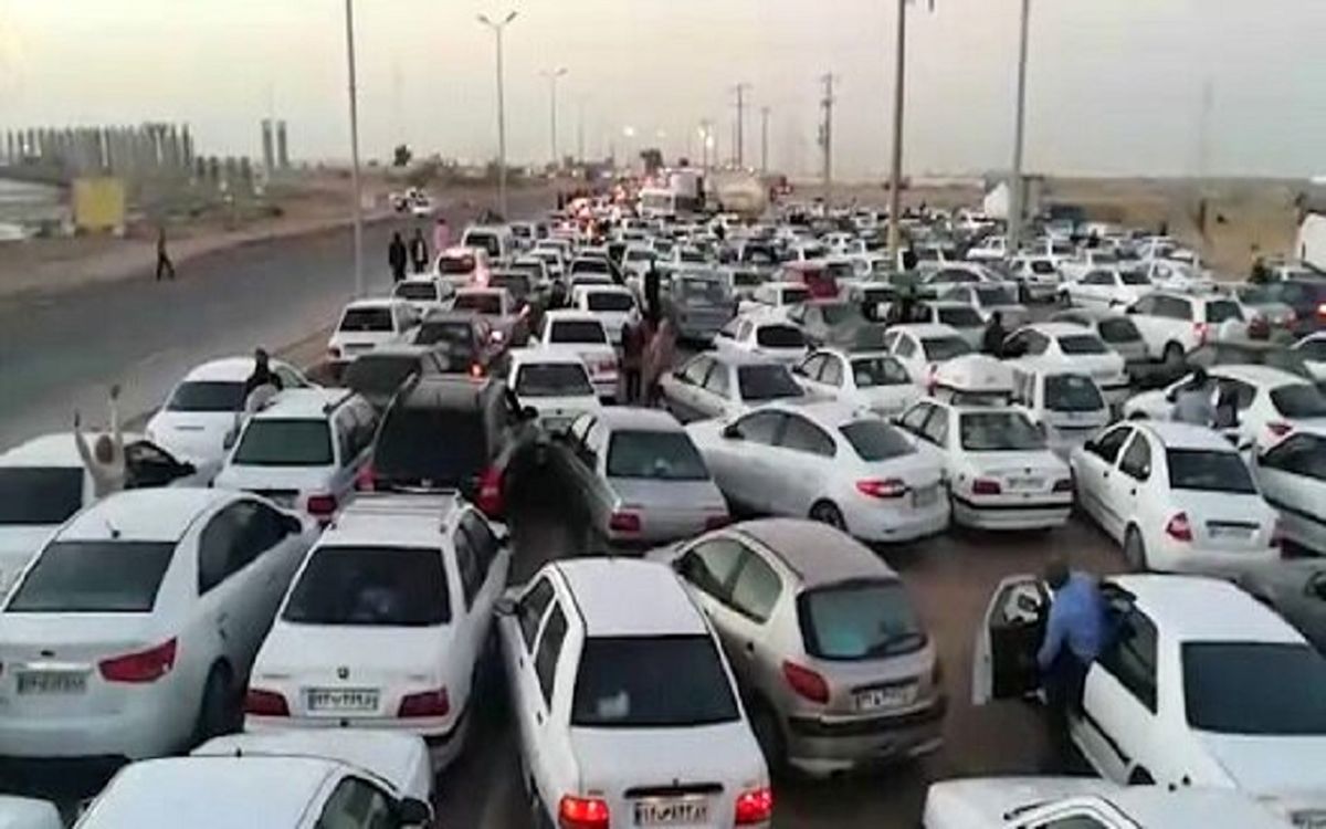  صف ۸ کیلومتری خودروهای عازم قشم در بندر پل‌/ ویدئو

