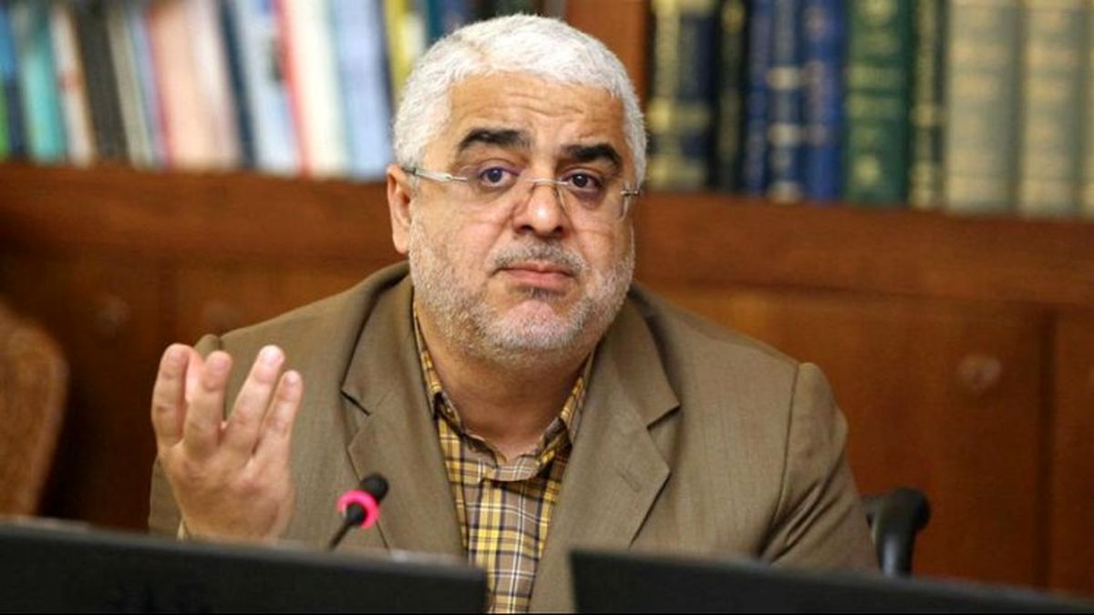 چاپلوسان دور رئیسی را گرفته اند و آمارهای اشتباه به او می‌دهند/ شاه که روزی 6 میلیون بشکه نفت می‌فروخت هم ادعای رشد 14 درصدی نداشت