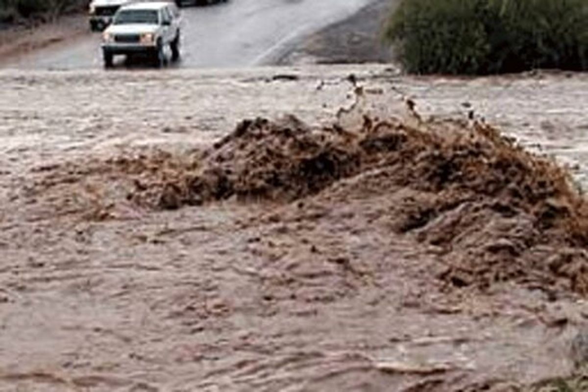 ۶ ساعت عملیات نجات؛ سیل در سمنان خودروهای مردم را گرفتار کرد