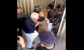 بازداشت مجدد وزیر سابق خارجه پاکستان تنها دقایقی بعد از آزادی از زندان/ ویدئو

