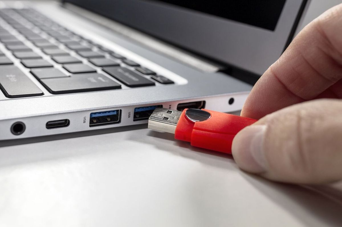 اخطار: هر چیزی را به پورت USB لپ تاپ خود وصل نکنید