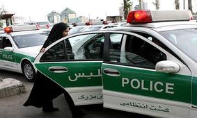 ماجرای ضرب و شتم یک خانم توسط پلیس در ارومیه/ چرا از خودرو به بیرون پرت شد؟