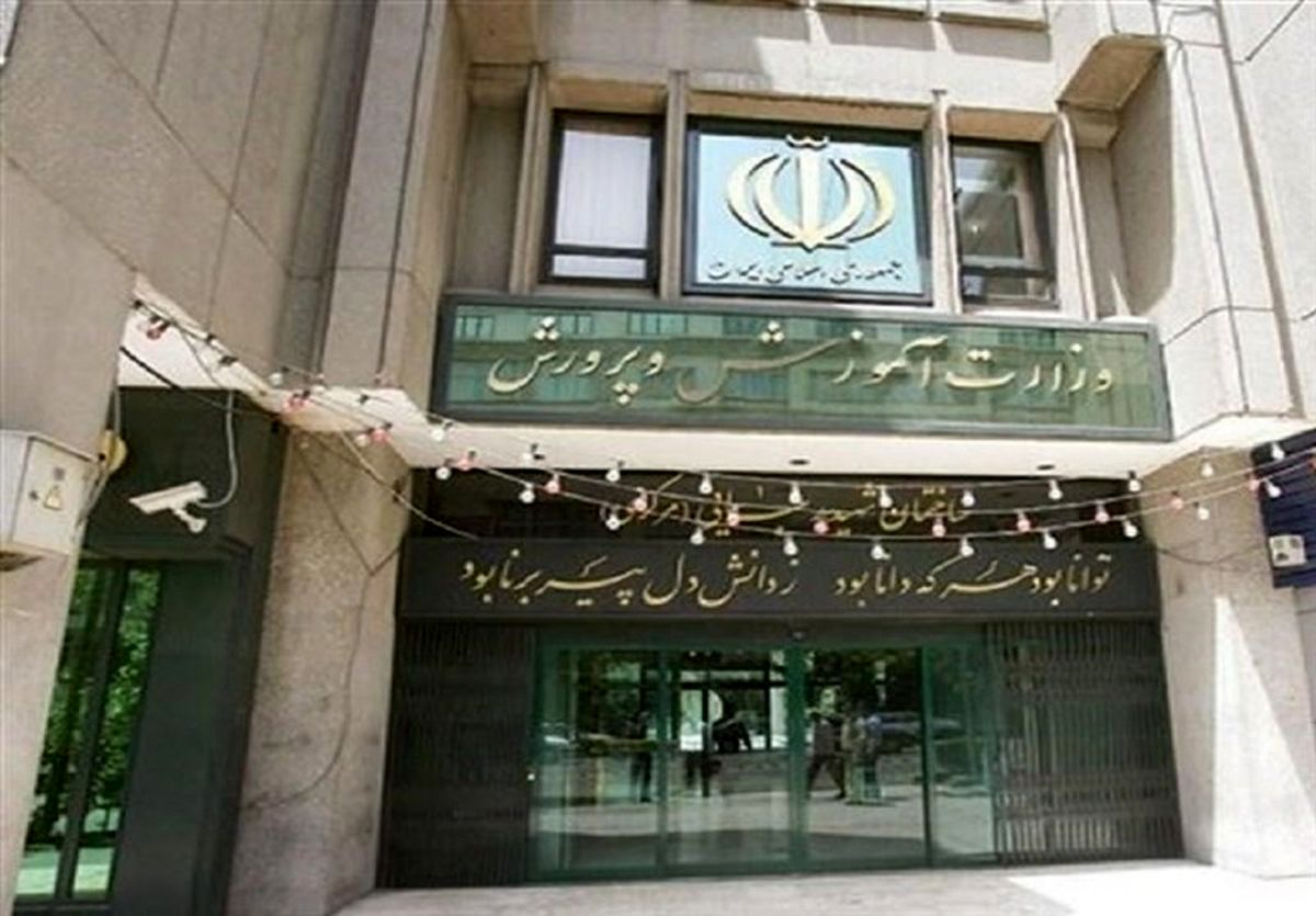 ضرب و شتم معلم مدرسه توسط یکی از کسبه محل/ ویدئو