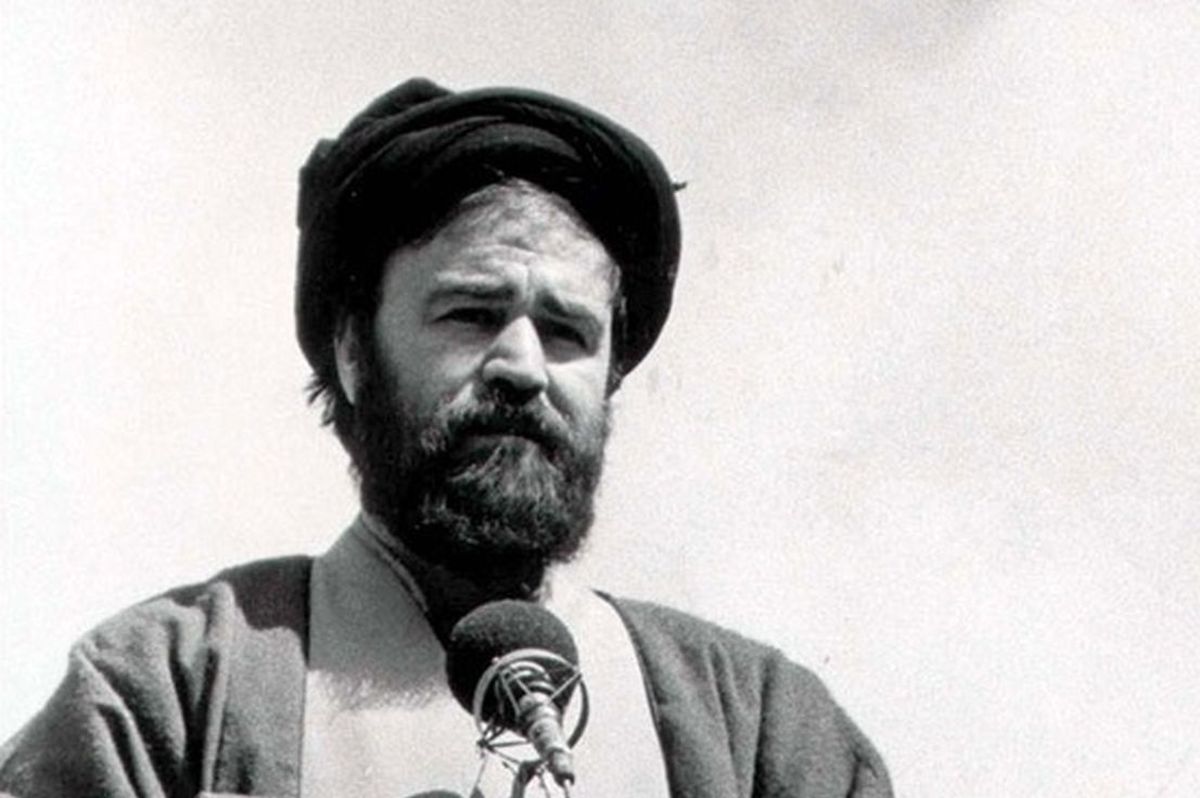 سفر به تاریخ؛ «سید احمد خمینی» در حال انجام ورزش زورخانه‌ای؛ دهۀ 1360/ عکس
