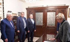 پوشش سفیر فلسطین در منزلش در ایران در حضور سیدحسن خمینی/ عکس
