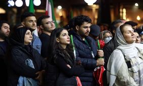 مداحی متفاوت در میدان انقلاب درباره حجاب دختران جوان/ ویدئو