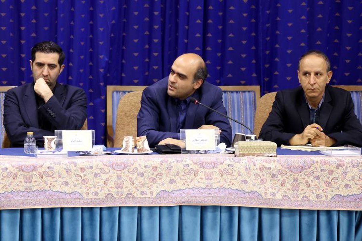 مدیرمسئول خبرفوری در نشست مدیران رسانه با رئیس‌جمهور: رسانه‌های کم‌اثر دولتی را تعطیل کنید
